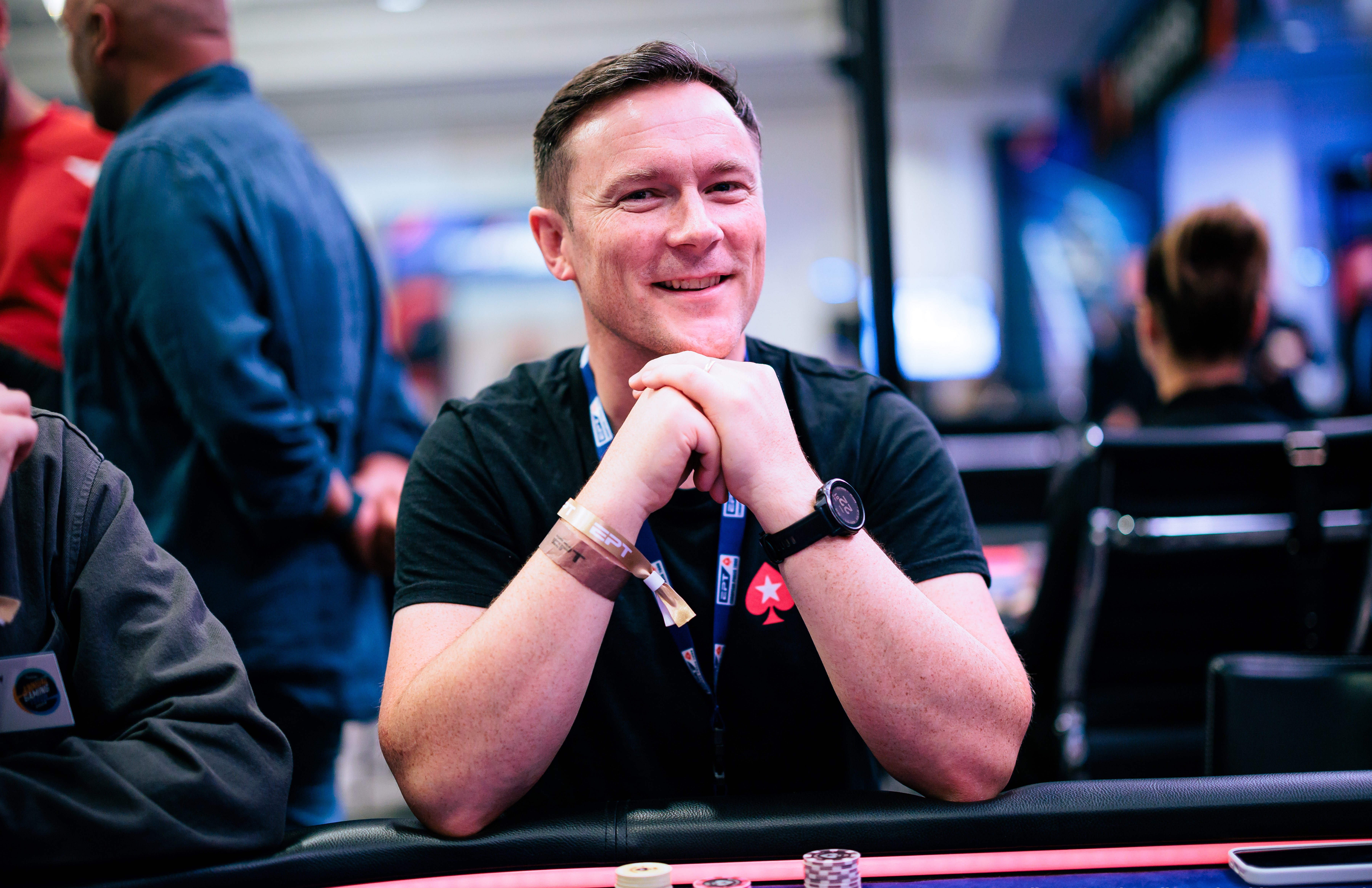 Interfaz del software de PokerStars mostrando mesas de póker y torneos