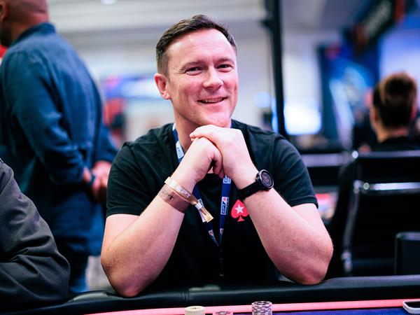 Interfaz del software de PokerStars mostrando mesas de póker y torneos